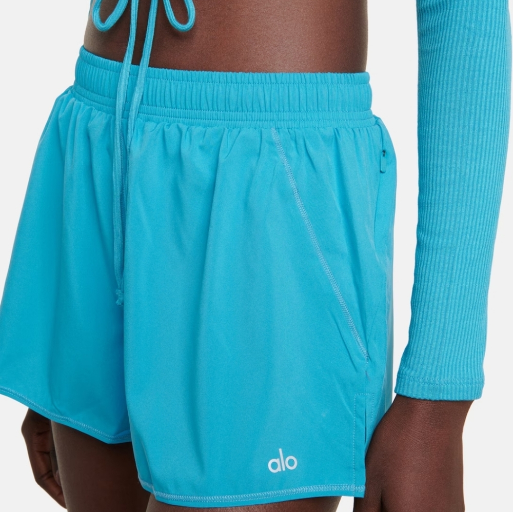 NWOT Alo stride short, blue splash size xsmall